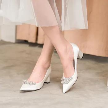 חתונה לבנה כלה נעלי נשים משאבות 2023 יוקרה ריינסטון סאטן מחודד בוהן גסה העקב חתונה שמלת משי נעלי כלה נעליים